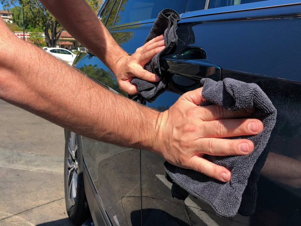 Homem mãos limpeza carro com pano de microfibra
. - Foto, Imagem