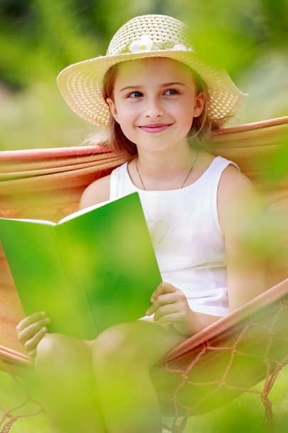 夏の喜び、ハンモック、ハンモックで休んで本を持つ少女 - 写真・画像