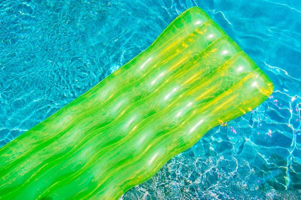 Kolorowy pierścień pływacki lub gumowa pływak wokół wody basenowej - Zdjęcie, obraz