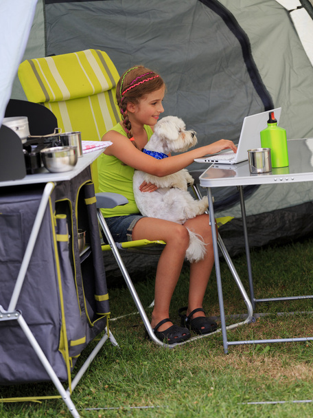 Campamento de verano - niña con perro jugando en la tienda
 - Foto, imagen
