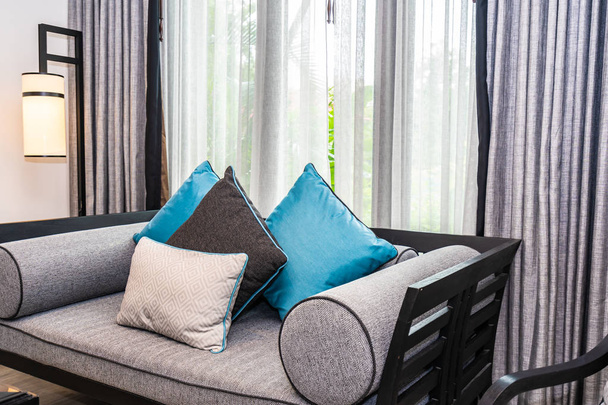 Όμορφο άνετο μαξιλάρι στον καναπέ κρεβάτι διακόσμηση σε Ζώντας RO - Φωτογραφία, εικόνα