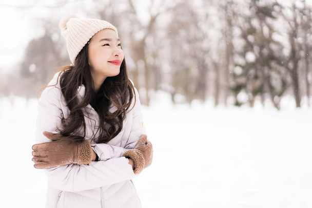 Красива молода азіатка посміхається щаслива для подорожей у снігу виграти
 - Фото, зображення