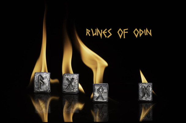 Runen von Odin. ansuz ist die Stimme der Götter. gebo ist ein Geschenk. odal - ein reifer und weiser Mann, Familie, Eigentum. dagaz - eine Verwandlung zum Guten. Runen stehen auf dem Hintergrund der Flammen. - Foto, Bild