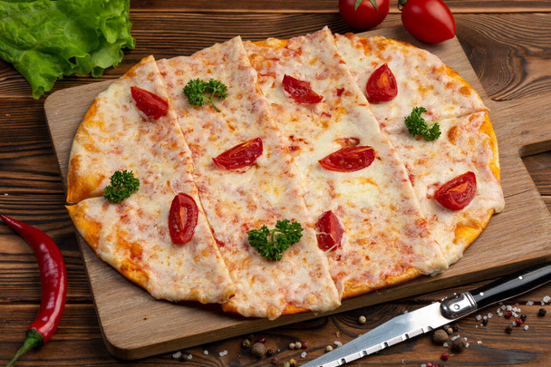 Asian pizza with sun-dried tomatoes, mozzarella and tartar sauce - Φωτογραφία, εικόνα