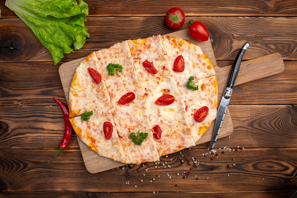 Pizza asiática com tomates secos ao sol, mussarela e molho tártaro
 - Foto, Imagem