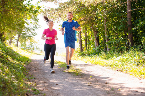 jovem casal jogging no dia ensolarado na natureza
 - Foto, Imagem
