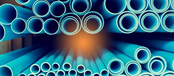 Cerca de fondo de tubo de plástico azul, tubos de PVC apilados en w
 - Foto, imagen