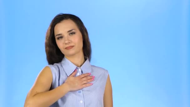Young lady showing middle finger and smiling - Materiał filmowy, wideo