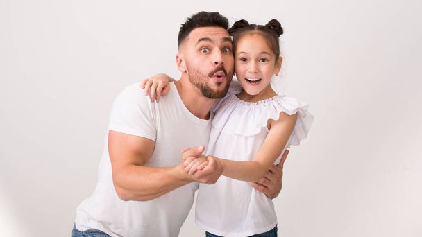 glücklicher Papa umarmt seine positive kleine Tochter - Foto, Bild