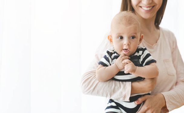 Портрет смішної новонародженої дитини на руках матері
 - Фото, зображення