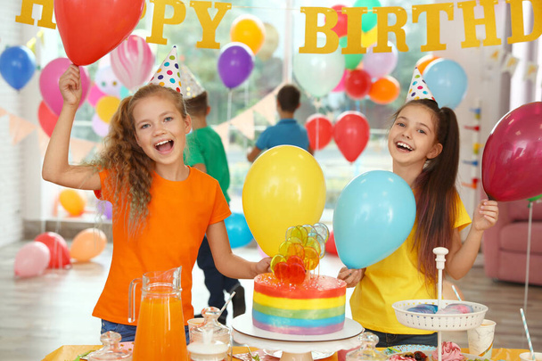 Niños felices en la fiesta de cumpleaños en la habitación decorada
 - Foto, Imagen