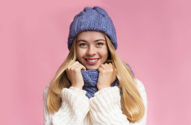 Porträt eines lächelnden Mädchens im blau gestrickten Winterset - Foto, Bild