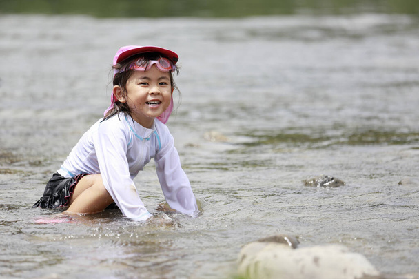 川で遊ぶ日本人女性(4歳)) - 写真・画像
