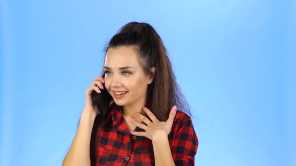 Pretty woman flirting by phone - Πλάνα, βίντεο