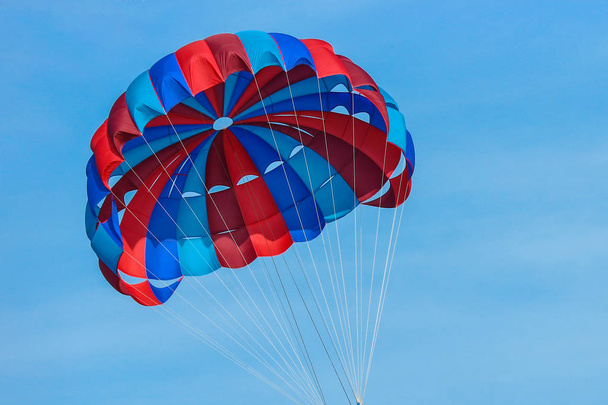 vliegende Water parachute paraplu op de lucht achtergrond. - Foto, afbeelding