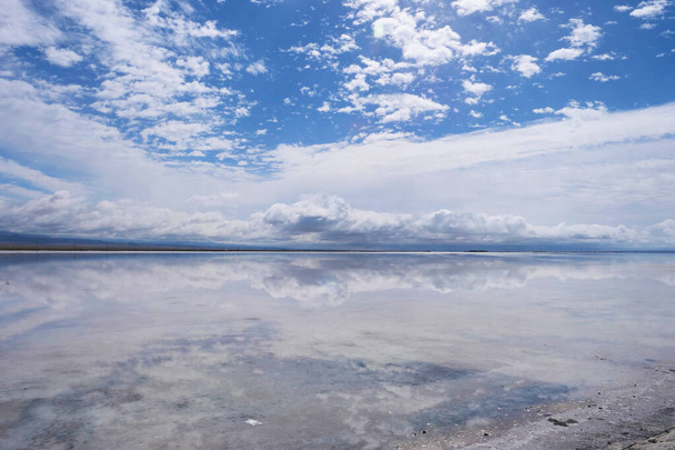 Majestic beautiful landscape of Caka salt lake in Qinghai China - Foto, Imagen