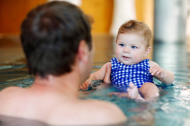 Ευτυχισμένος μεσήλικας πατέρας κολύμπι με χαριτωμένο αξιολάτρευτο κοριτσάκι στην πισίνα. - Φωτογραφία, εικόνα