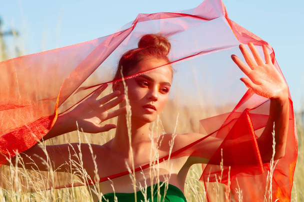 Mladá krásná dívka model paziruet na zelené trávě, letní svoboda a vychutnat koncept. - Fotografie, Obrázek