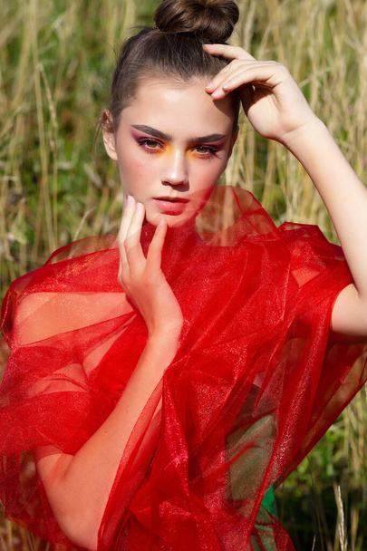 Young beautiful girl model paziruet on the green grass, summer freedom and enjoy the concept. - Fotografie, Obrázek