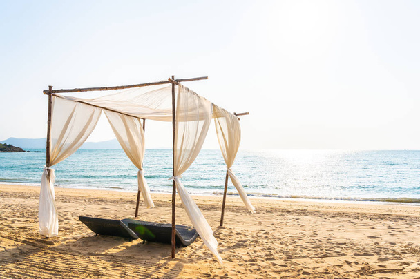 Tuoli sateenvarjo ja lounge kauniilla rannalla meressä sk
 - Valokuva, kuva