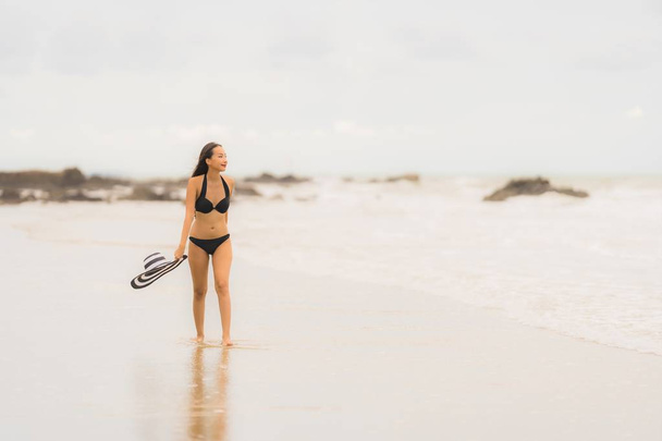 Portré szép fiatal ázsiai nő hord bikini a strandon se - Fotó, kép