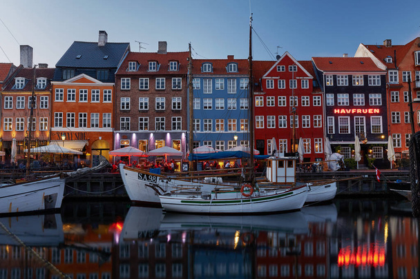 Színes homlokzatok és éttermek a Nyhavn töltésen és régi hajók a Nyhavn-csatorna mentén Koppenhágában, Dániában - Fotó, kép