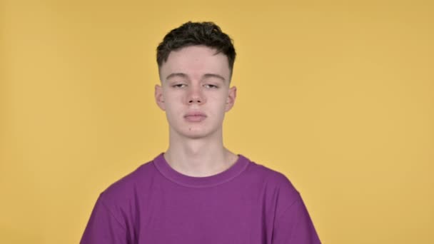 Jeune homme gestuelle échec et problèmes sur fond jaune
 - Séquence, vidéo