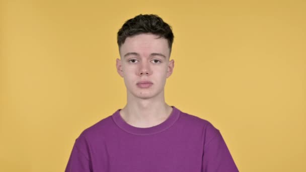Homem jovem convidando amigos em fundo amarelo
 - Filmagem, Vídeo