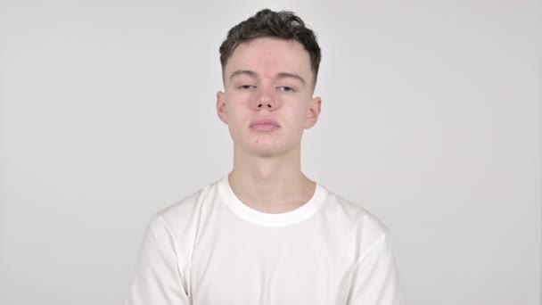 Klatschender junger Mann applaudiert auf weißem Hintergrund - Filmmaterial, Video