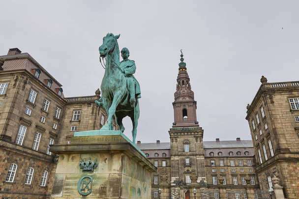 Широкий угол обзора главного здания и площади перед Кристиансборг Слот Копенгаген, Дания
. - Фото, изображение