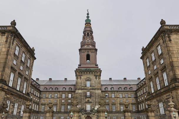 Vista de ângulo largo do edifício principal e do Platz em frente a Christiansborg Slot Copenhague, Dinamarca
. - Foto, Imagem