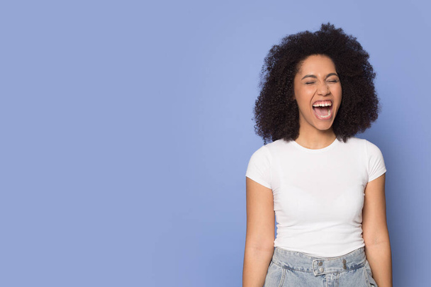 Loud african American millennial girl scream announce sale - Foto, imagen