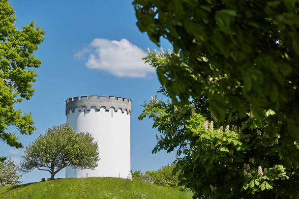 Старая белая водонапорная башня в городе Фредерисия, Дания
 - Фото, изображение