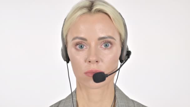 Blisko Call Center Kobieta z zestawem słuchawkowym, białe tło - Materiał filmowy, wideo