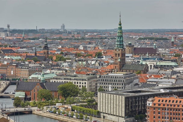曇りの日の間にデンマークのコペンハーゲンの北欧の都市のスカイライン - 写真・画像