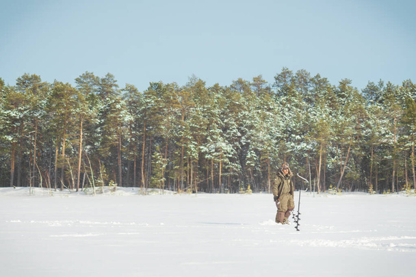 pescadores en el invierno para la pesca de hielo
 - Foto, imagen