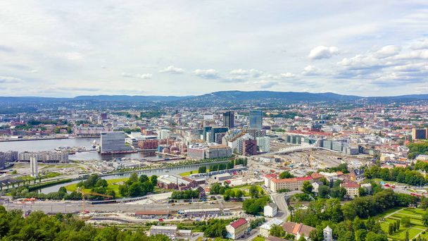 Oslo, Norvégia. A városközpont a levegőből. Embankment Oslo Fjord, a drone  - Fotó, kép
