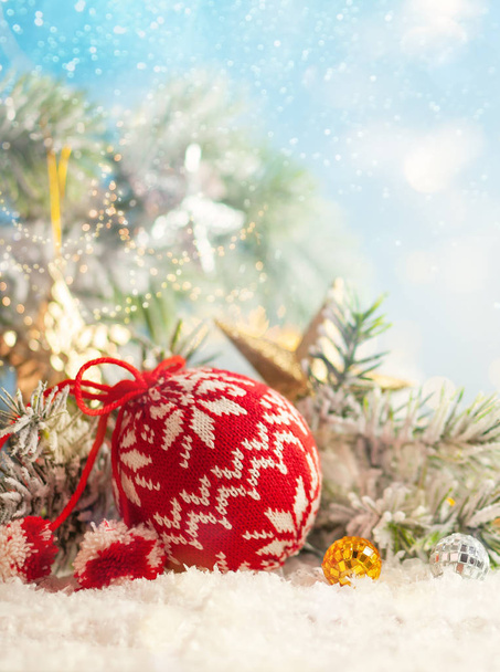 Рождественский зимний фон с рождественскими безделушками и елкой
  - Фото, изображение