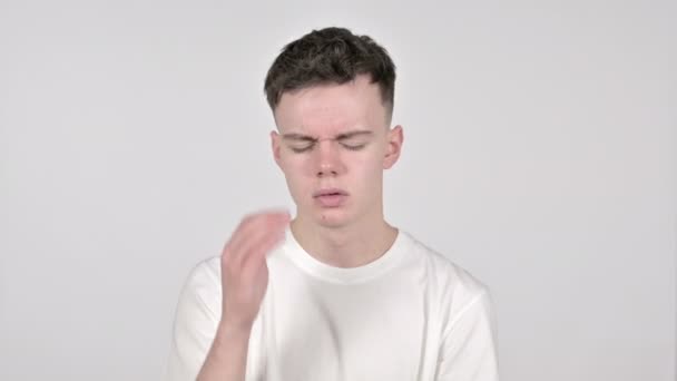 mladý muž s bolestí hlavy na bílém pozadí - Záběry, video