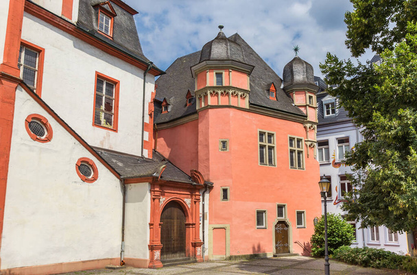 Κόκκινο κτίριο του σπιτιού των εμπόρων στο Koblenz - Φωτογραφία, εικόνα