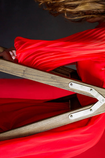 Merdivendeki kırmızı elbiseli fotoğrafçı kız. - Fotoğraf, Görsel