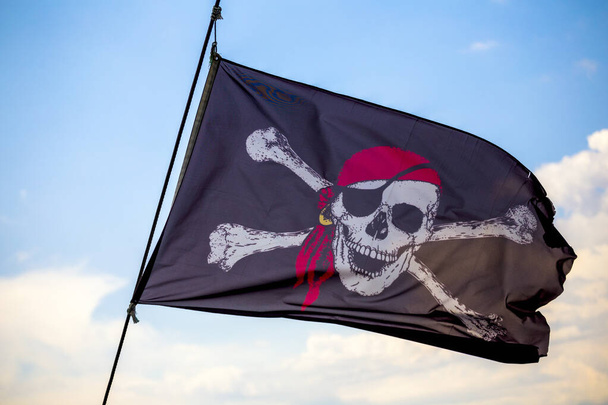 青い空を背景に風になびく海賊旗 - 写真・画像
