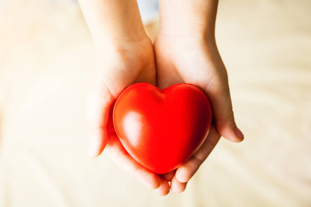 dětské ruce drží červené srdce, zdravotní péče, darovat a rodinné pojištění koncepce - Fotografie, Obrázek