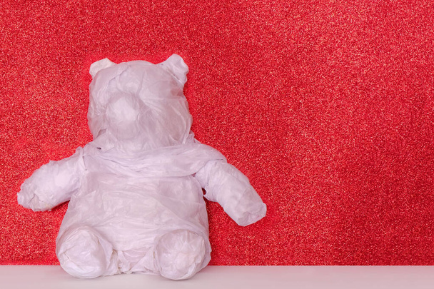 плюшевий ведмідь для подарунка на червоному тлі
 - Фото, зображення