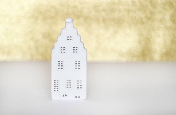 miniatuur decoratie voor Kerstmis op een gouden achtergrond - Foto, afbeelding