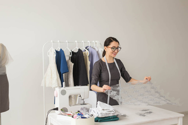 Schneiderin, Technologien, Modedesignerin und Schneiderkonzept - junge Modedesignerin in ihrem Showroom - Foto, Bild
