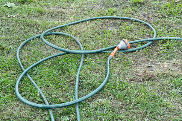 Tuyau vert jardin pour l'irrigation de pelouse
 - Photo, image