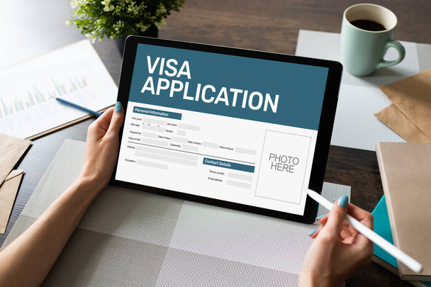 Ηλεκτρονική φόρμα αίτησης Visa στην οθόνη. Άδεια επίσκεψης χώρας. - Φωτογραφία, εικόνα