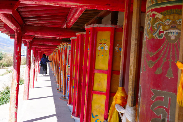 Ruota di preghiera nel monastero buddista tibetano Arou Da Temple in Qinghai Cina
. - Foto, immagini