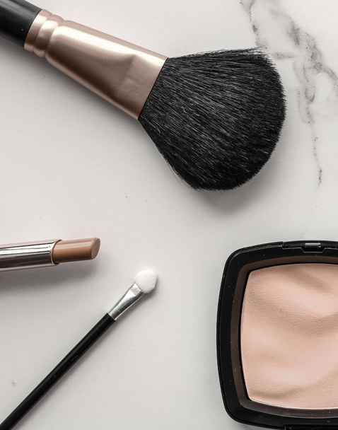 Maquillaje y productos cosméticos en mármol, fondo plano - Foto, imagen
